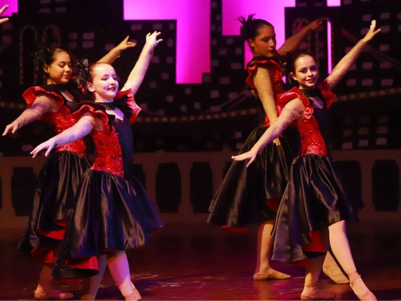 Bailarinas de la Academia de Bellas Artes cautivaron al público con sus coreografías.