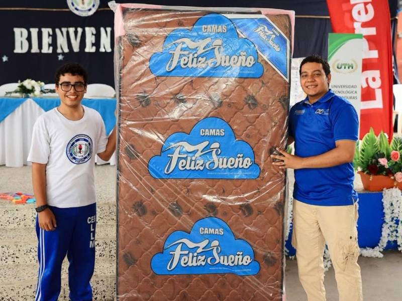 Kenneth Martínez ganó una cama personal cortesía de Royal Excel, luego de participar compartiendo sus reflexiones acerca del primer fascículo.