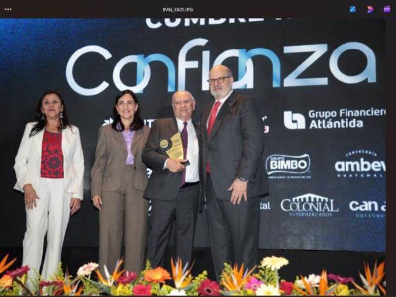 Monge Calderón recibe el saludo del presidente de Grupo OPSA y E&amp;N, Jorge Canahuati, de la Directora de Audiencias de Grupo OPSA, Liza Bobadilla, y de la Directora de E&amp;N, Velia Jaramillo.