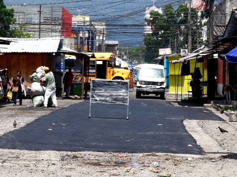 Esta calle es transitada diariamente por transporte público y peatones. En la zona se encuentran reconocidos puntos de buses y una amplia actividad comercial.