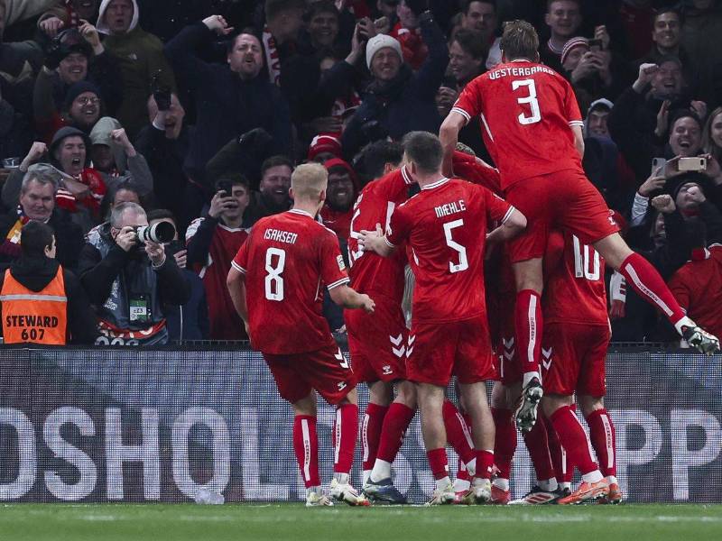 Futbolistas de Dinamarca celebrando su victoria ante Portugal.