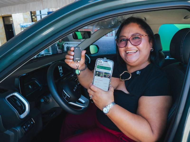 Chany Vásquez recibió oficialmente el cuarto KIA Sonet en la estación Puma San Juan Pueblo, Atlántida.