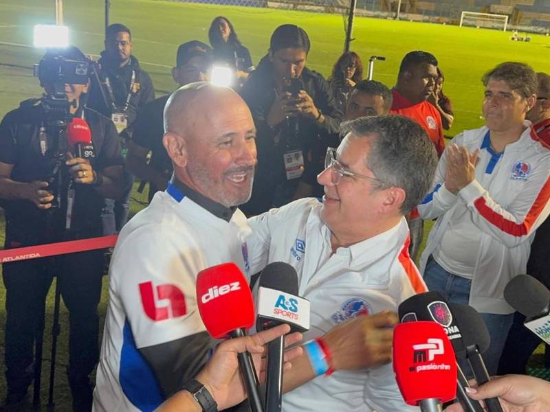 Rafael Villeda interrumpió una conferencia de Eduardo Espinel para abrazarlo y felicitarlo por el bicampeonato.