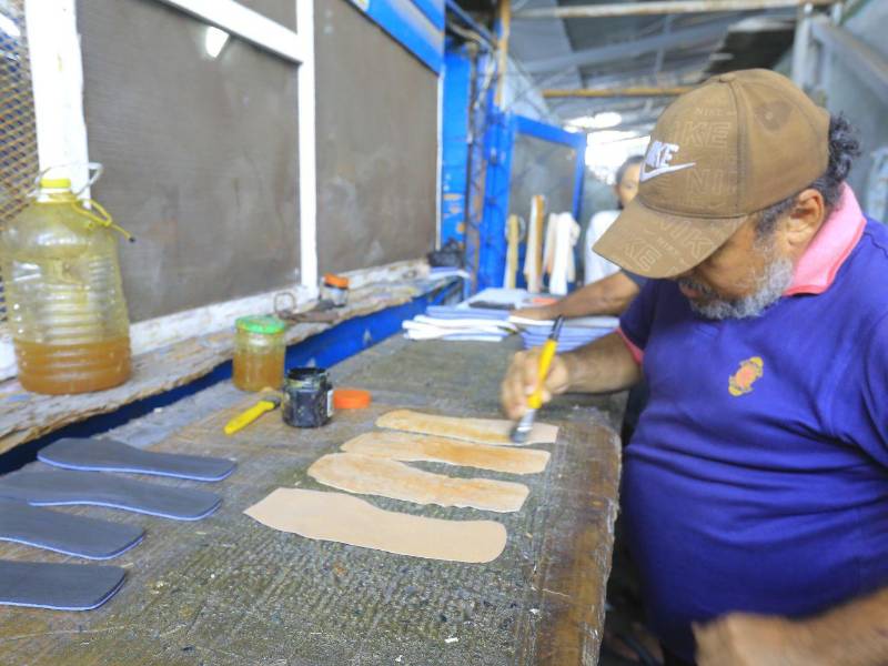 La realidad que enfrentan a diario los artesanos, muchos con más de 50 años de trayectoria en el rubro, es cada vez más difícil ante el avance de la competencia internacional y la reducción de sus ventas.