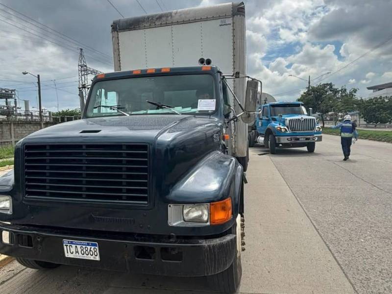 Agentes de la DNVT realizan operativos en San Pedro Sula para sancionar a conductores que estacionan sus vehículos en zonas prohibidas y obstaculizan el paso peatonal.