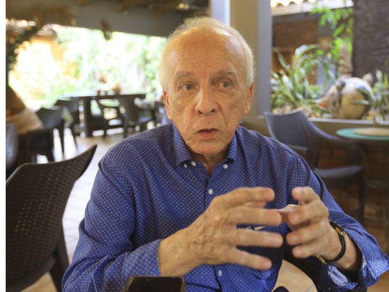 Julio Escoto, escritor hondureño.
