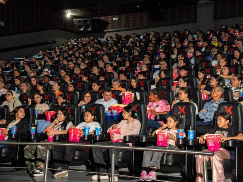 Más de 300 personas participaron en la premier.