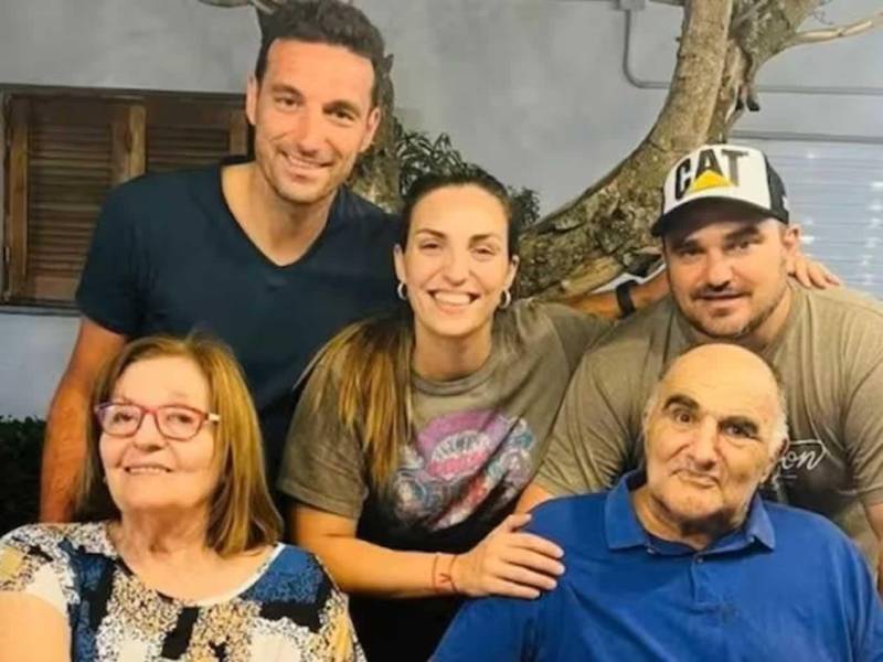 Lionel Scaloni junto a sus hermanos Corina y Mauro, y sus padres Eulalia y Ángel.