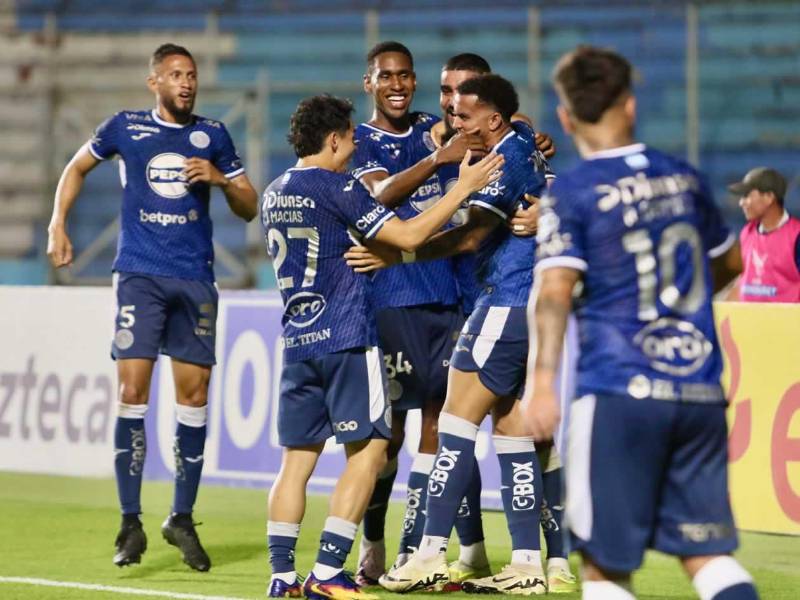 Los jugadores del Motagua festejan uno de los goles de Rodrigo de Olivera ante CD Choloma.