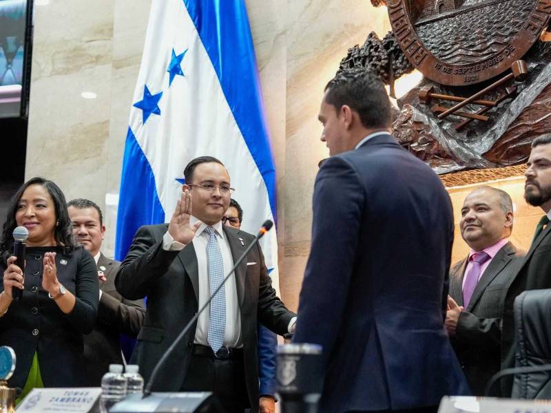 Eduardo Fuentes mientras era juramentado como consejero propietario interino.