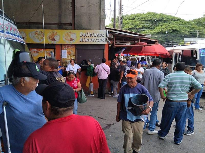 En distintos puntos de la ciudad, decenas de personas esperaban unidades de transporte público para trasladarse hacia sus destinos.