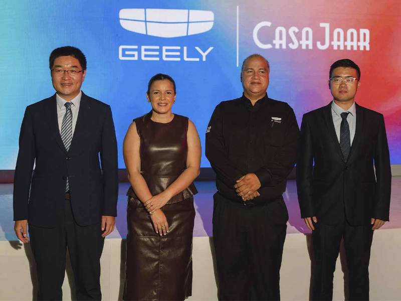 Los ejecutivos de Geely compartieron junto a representantes de la Embajada de la República Popular China, quienes acompañaron la inauguración del nuevo showroom de la marca en Tegucigalpa.