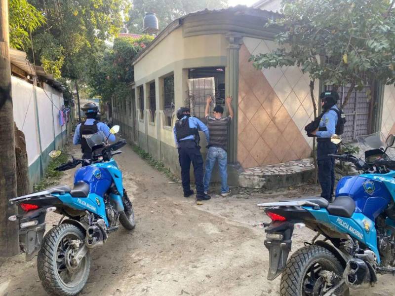 Desde tempranas horas del día, la Policía Nacional inicia operativos de patrullaje preventivo en distintos puntos estratégicos de San Pedro Sula, como parte del Plan Barrios y Comunidades Seguras, con el objetivo de fortalecer la presencia policial y brindar mayor tranquilidad a la ciudadanía.