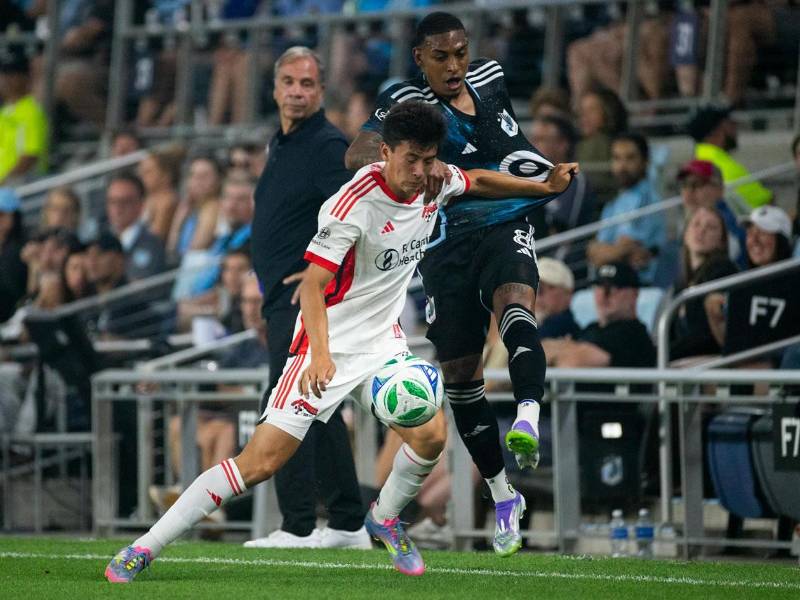 Joseph Rosales disputando el balón con un jugador del San Jose Earthquakes.