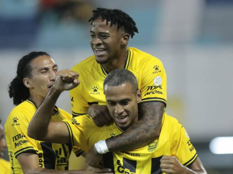 Eddie Hernández entró de cambio y marcó el tercer gol del Real España ante el Victoria.