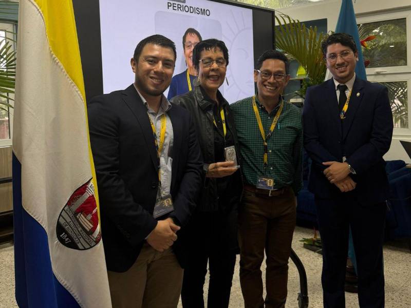 La licenciada Patricia Murillo recibió un reconocimiento por sus 44 años de servicio formando a nuevas generaciones de periodistas.