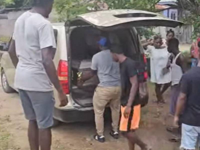 Momento en que llevaban el cuerpo de Mando Ballesteros en su natal Santa Fe, Colón.