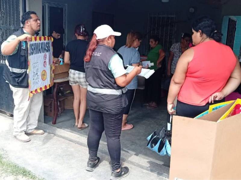 Personal de la Región Sanitaria Metropolitana de San Pedro Sula participa en feria de salud.