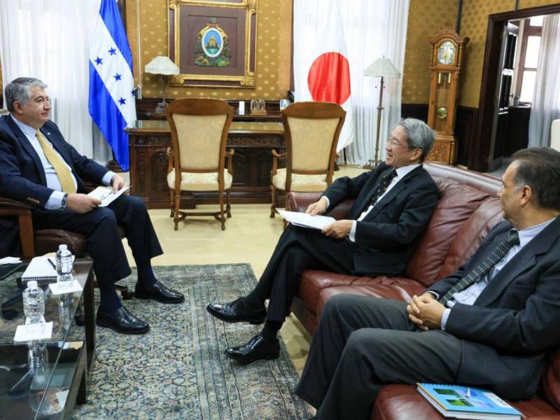 El ministro de la Presidencia, Juan Carlos García, sostuvo un encuentro con el embajador de Japón, Nakai Kazuhiro, para revisar oportunidades de inversión, cooperación y proyectos vinculados al turismo y patrimonio cultural de Honduras.