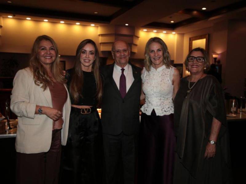 El empresario Monge Calderón junto a su familia, a quienes reconoció como pilar de su éxito.
