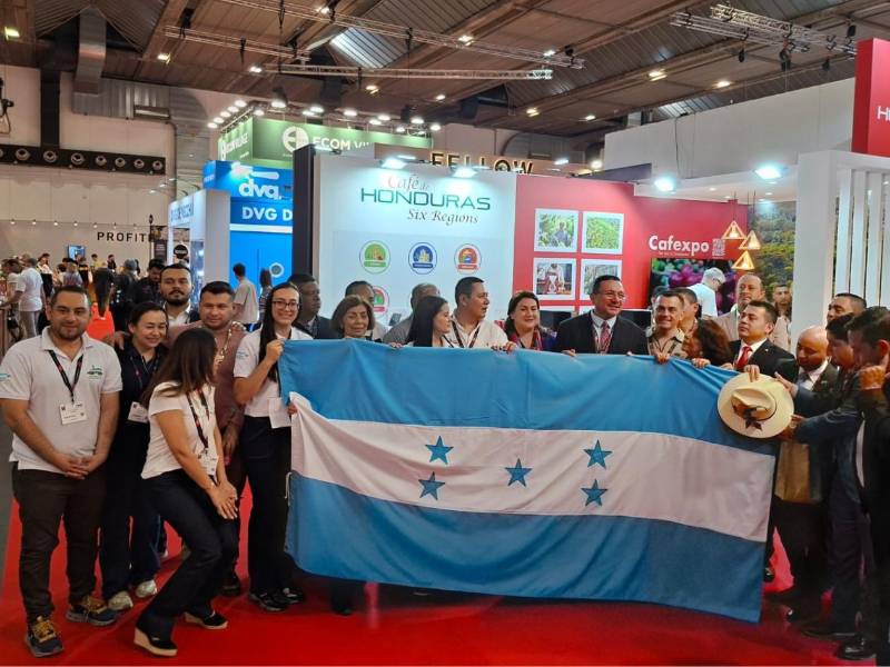 Con orgullo y patriotismo, la delegación hondureña inaugura oficialmente su participación en la feria internacional. Productores, exportadores y representantes institucionales se unen bajo la bandera nacional para llevar lo mejor de su tierra al mundo