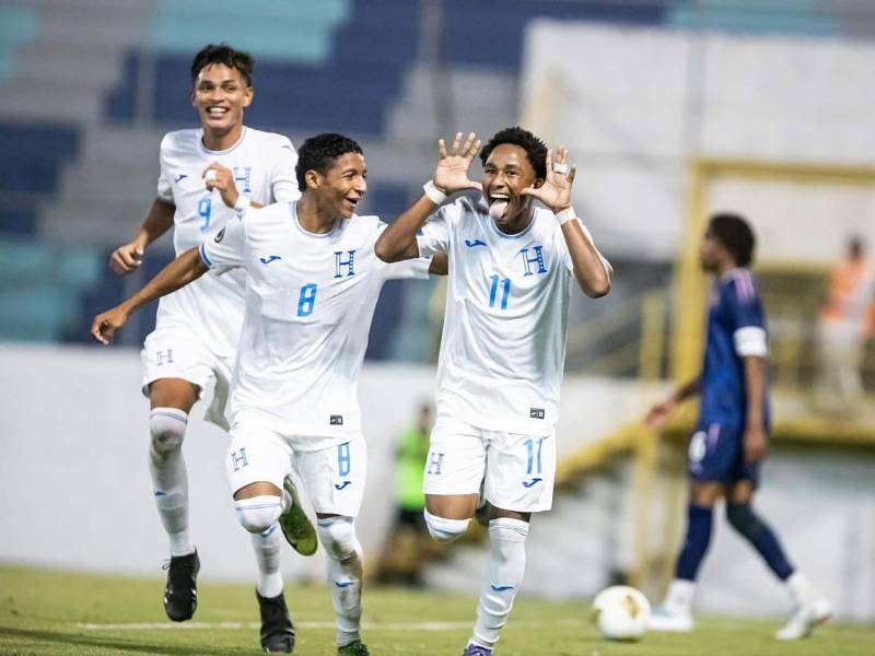 Mike Arana celebrando su golazo para la ventaja de Honduras contra Bermudas.