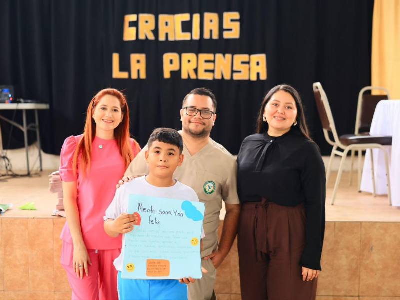 Ángel Abdiel Dormes entrega detalle en agradecimiento al equipo de Mente Sana.