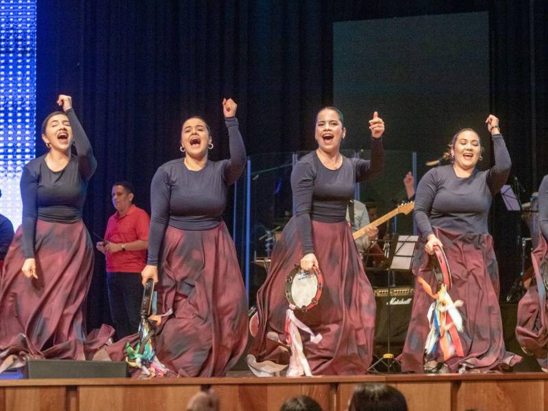 La música y la adoración fueron protagonistas en el retiro, creando un ambiente de unión y espiritualidad para la congregación.