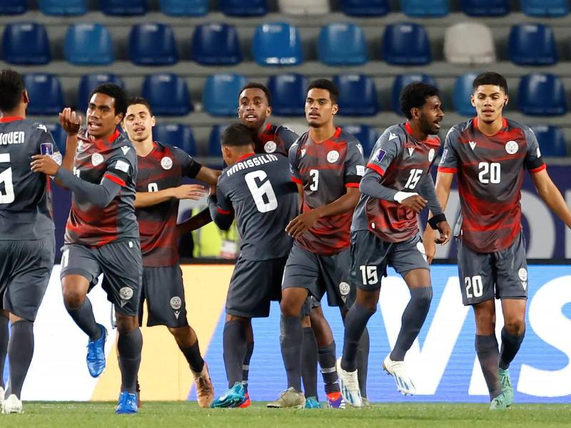 Jugadores de Nueva Caledonia celebraron el gol pese a los siete tantos encajados ya que fue su primera diana en la historia de un Mundial Sub-20.