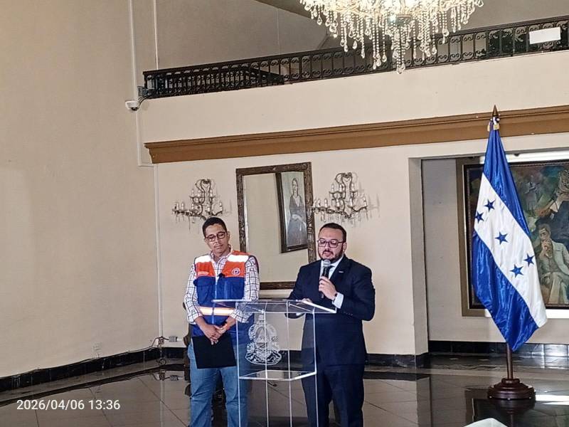 Ministro de Comunicación de Casa Presidencial, José Augusto Argueta, junto al titular de Copeco, Reinaldo Sánchez