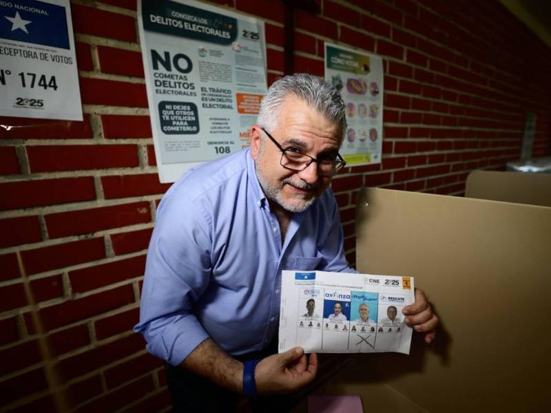 Junior Burbara muestra su papeleta presidencial, donde se ve que votó por el líder de su movimiento, Nasry Tito Asfura.