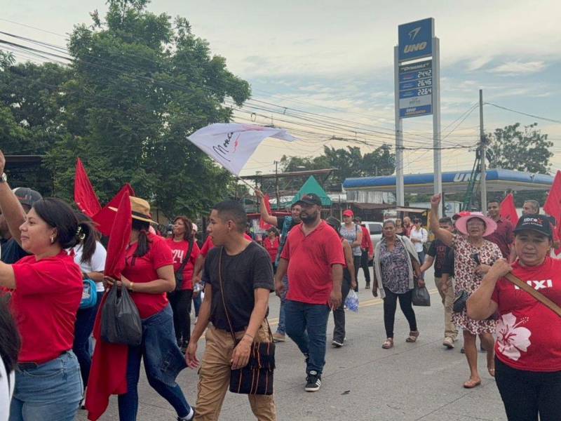 La movilización comienza a las 1:00 pm y desde temprano ya había simpatizantes de Libre.