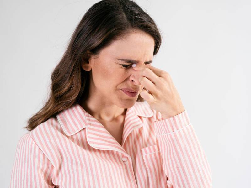 Busque atención médica inmediata si el sangrado se acompaña de mareo, dolor de cabeza, entumecimiento facial, dolor de pecho o presión arterial muy alta.