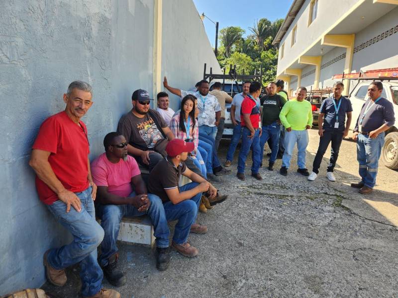 Los empleados del Programa Nacional de Reducción de Pérdidas asignados a La Ceiba, iniciaron este martes una protesta de paro de labores debido al incumplimiento de sus salarios.