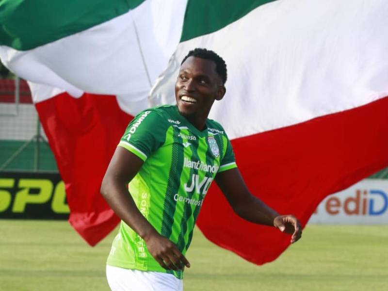 Alberth Elis se mostró emocionado en el estadio Yankel Rosenthal tras ser presentado como jugador del Marathón.