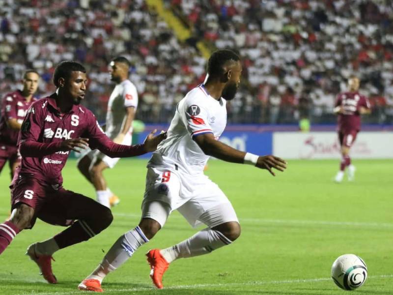 El defensor uruguayo Emanuel Hernández de Olimpia celebrando el gol con su compañero Imanol.