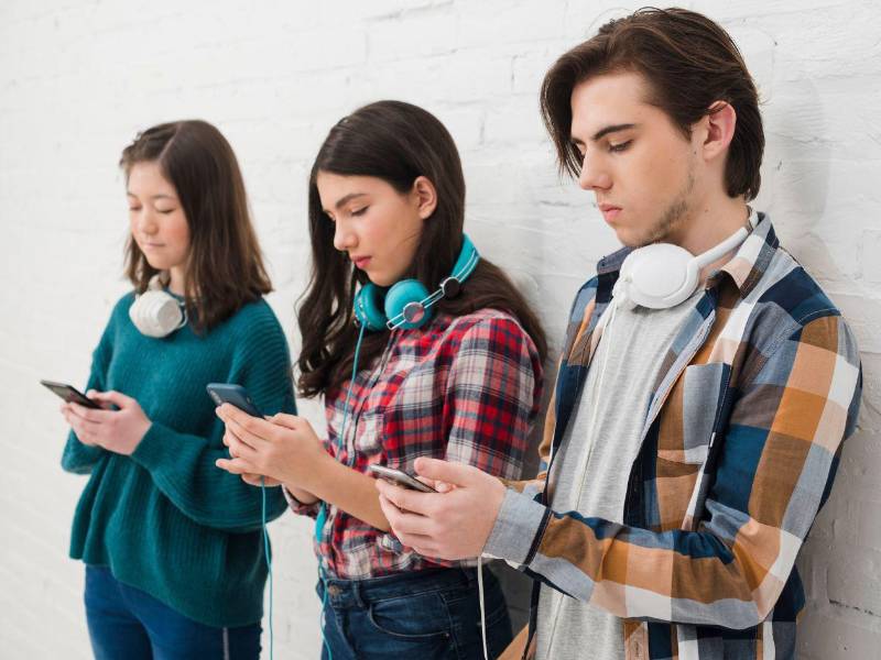 Los dispositivos tecnológicos, que han pasado de estar a nuestro servicio a controlar y en buena medida dominar nuestras vidas.