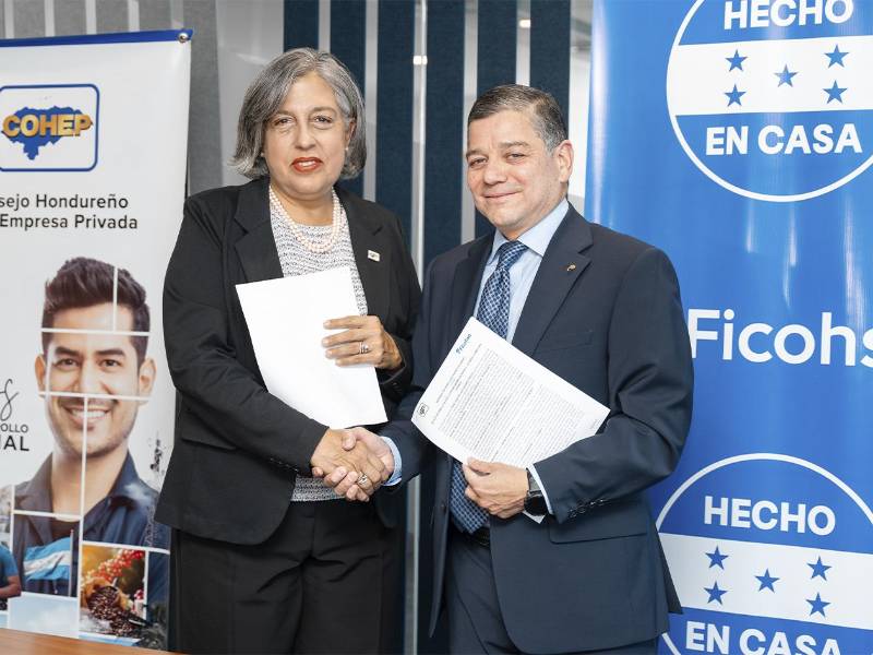 José Arturo Alvarado representante de Ficohsa, y Anabel Gallardo, presidenta del COHEP, lideran la firma de la alianza que promueve el consumo local y el orgullo hondureño