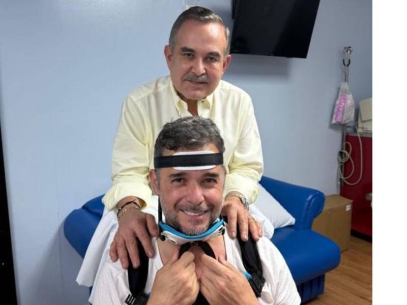 Luego de días de incertidumbre y cadenas de oración que unieron al gremio médico y a la sociedad sampedrana, el reconocido médico Sergio Bendaña ha sido dado de alta. El galeno, hijo del exministro de Salud y reconocido médico Arturo Tuky Bendaña, logró superar una delicada crisis de salud que lo mantuvo bajo estricta vigilancia médica.