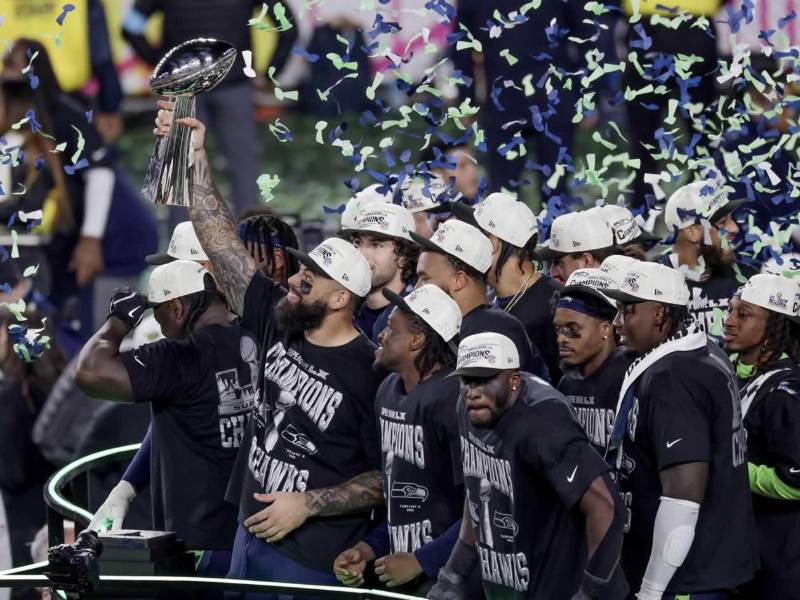 Los Seattle Seahawks celebran con el Trofeo Vince Lombardi luego de derrotaran a los New England Patriots en el Super Bowl LX.