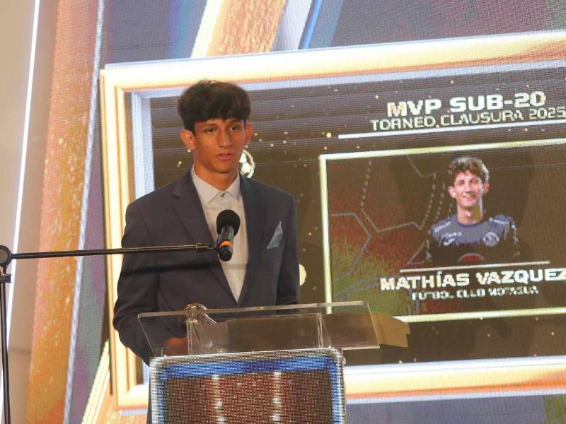 El joven delantero de Motagua recogió su premio al MVP Sub-20.