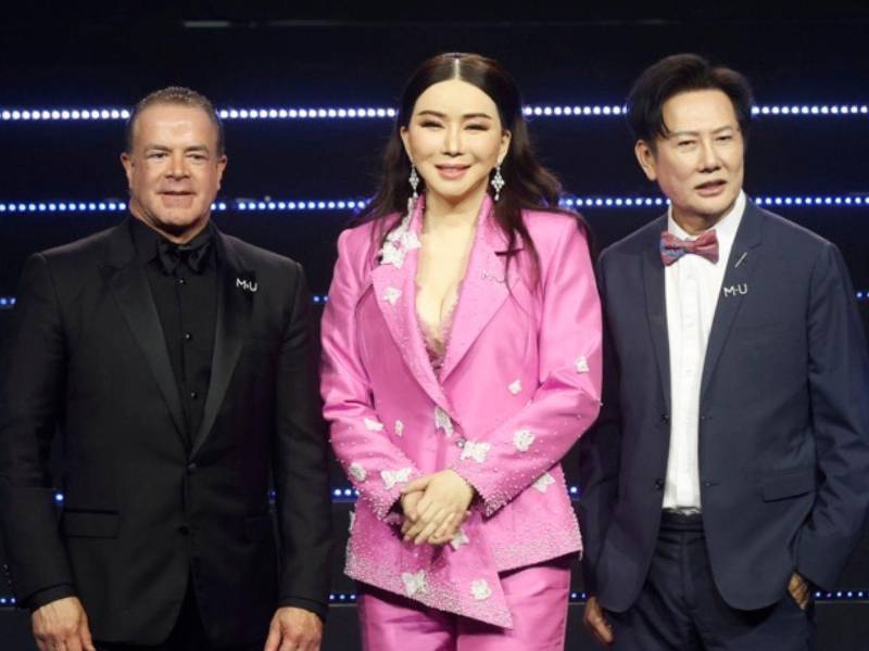 Fotografía de archivo, tomada el 13/03/2025, que muestra de izquierda a derecha al presidente de Miss Universo, Raúl Rocha, la entonces directora ejecutiva del concurso, Anne Jakrajutatip, y el director de la franquicia en Tailandia, Nawat Itsaragrisil, durante una rueda de prensa en Bangkok. EFE/EPA/NARONG SANGNAK