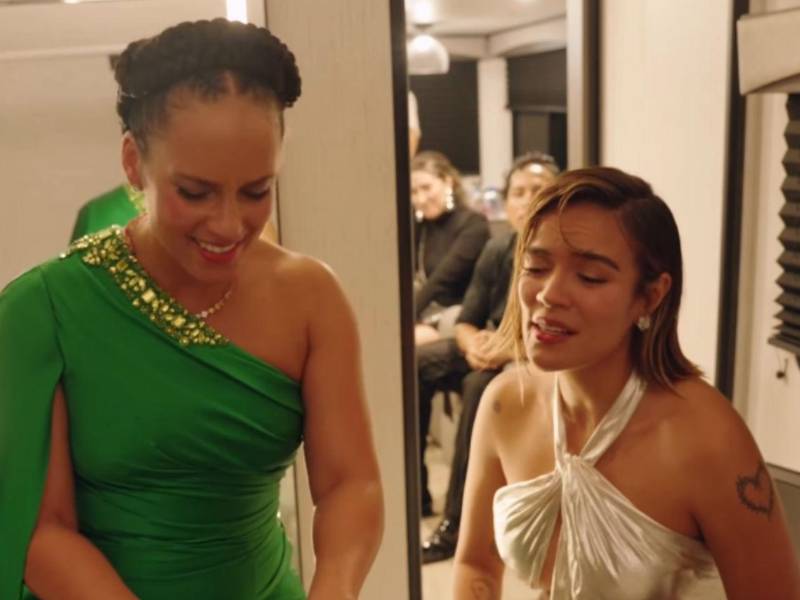 Momento en el que Karol G canta junto a Alicia Keys.