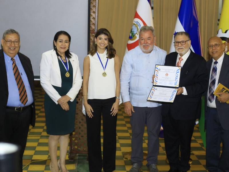 Al cierre del evento, el empresario, economista <b>Carlos Kattán</b> recibió un reconocimiento por su apoyo a la educación y su compromiso con el futuro de los estudiantes.
