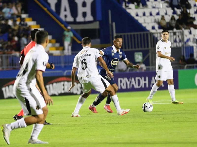 José Alajandro Reyes probó varias veces con disparos de larga distancia, pero salvó el portero del Alajuelense.