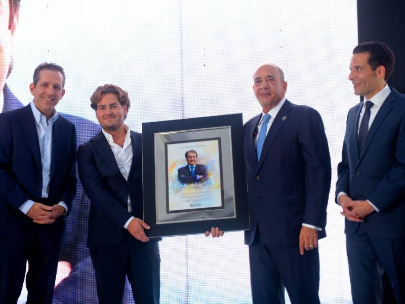 Durante la ceremonia de entrega de reconocimientos ejecutivos de Hondufuturo y empresas aliadas a este proyecto compartieron memorias.