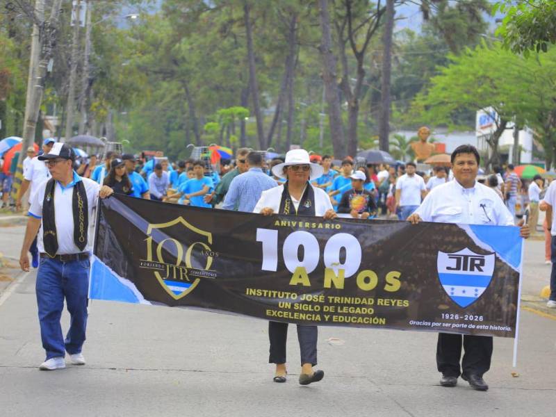 Docentes portan una pancarta alusiva a los 100 años de fundación del instituto José Trinidad Reyes.