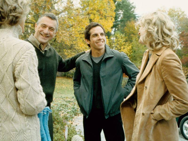 Escena de la película Meet my parents del año 2000 donde aparecen los actores Blythe Danner, Robert DeNiro, Ben Stiller y Teri Polo (derecha).