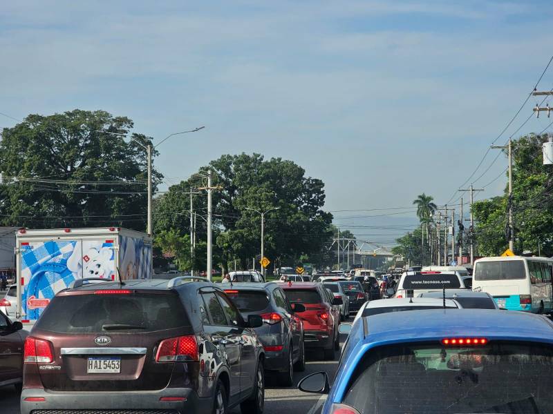 Tráfico vehicular en el bulevar del norte a inmediaciones del Instituto Hondureño de Seguridad Social (Ihss).