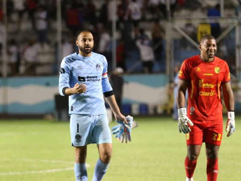 Edrick Menjívar junto a Buba López tras el final del clásico Olimpia vs Real España que finalizó empatado 1-1.